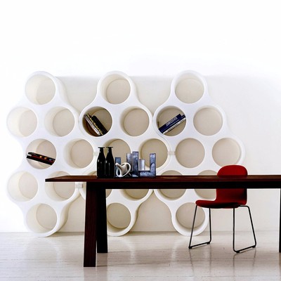 现代家居的艺术收纳 从镂空休闲椅到云朵书架的设计美学